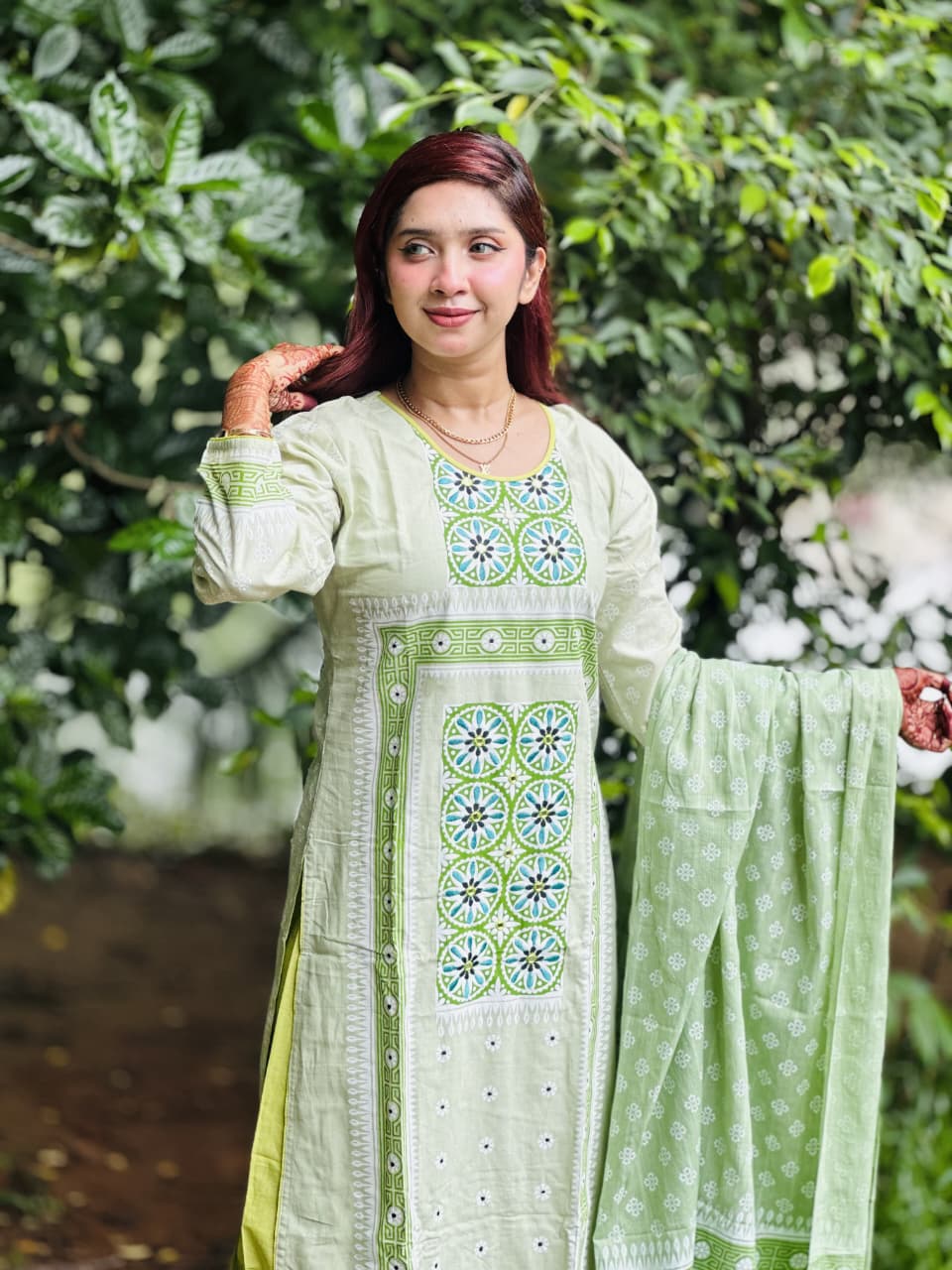 নিখুঁত কাজ আর কালার কম্বিনেশনের এই সুতি থ্রি-পিসটি আপনার ওয়ার্ডরোবের সেরা সংযোজন হবে।