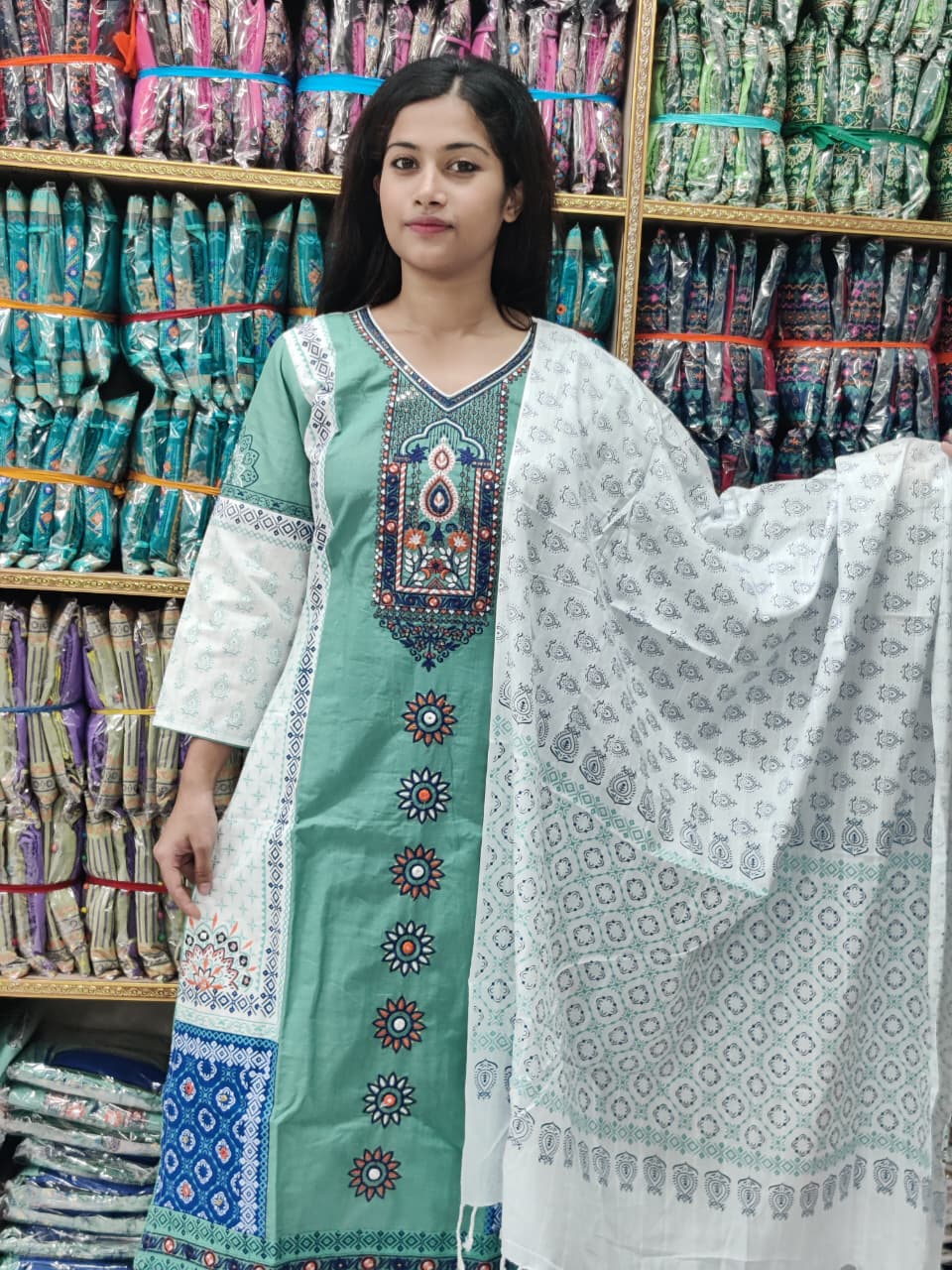 “১০০% আরামদায়ক সুতি কাপড় আর গলায় চুমকি-এম্ব্রয়ডারির চমৎকার কারুকাজ—এ এম বুটিকসের এই থ্রি-পিসটি স্টাইলে আনবে নতুন মাত্রা!”