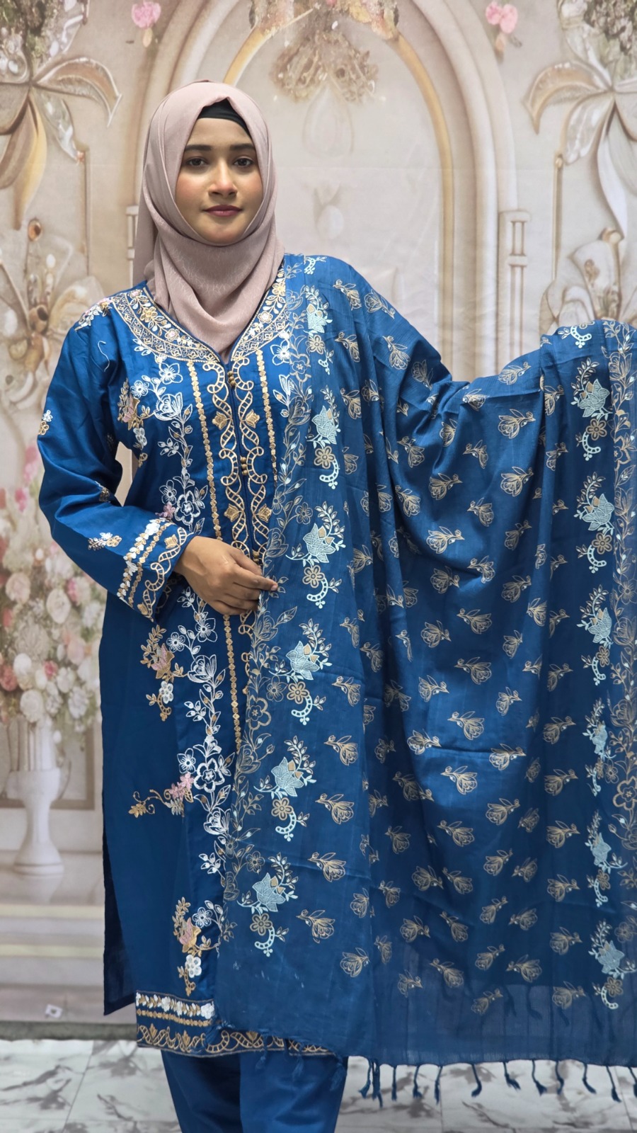 “যাঁরা সুতির সফট ফিল ও গর্জিয়াস গলার কাজ একসাথে পছন্দ করেন, তাঁদের জন্য এ এম বুটিকসের এই নতুন ড্রিম কালেকশন!”