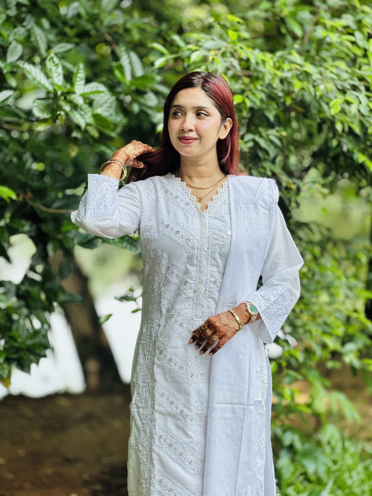 “আভিজাত্য আর স্নিগ্ধতার অনন্য মেলবন্ধন! গর্জিয়াস অল-ওভার চিকনকারি অলঙ্করণে নিজেকে সাজিয়ে তুলুন একদম রাজকীয় লুকে। ✨🤍”