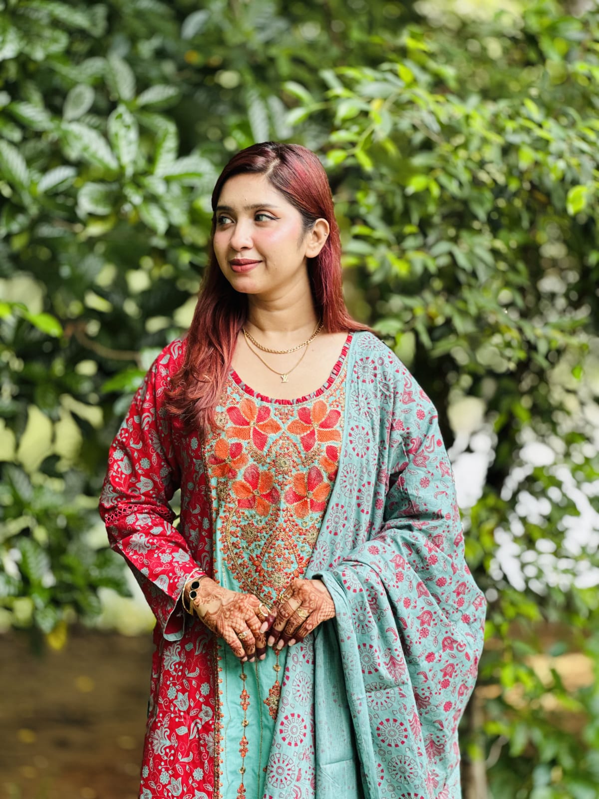 রঙের শুভ্রতা আর ভারী সূক্ষ্ম কাজের ছোঁয়া—যেকোনো বিশেষ দিনে সবার মাঝে আলাদাভাবে নজর কাড়তে এই ড্রেসটির জুড়ি নেই! 😍🌸”